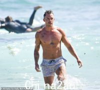 单身汉：Thomas Malucelli 在 Bondi 海滩炫耀他饱经风霜的体格