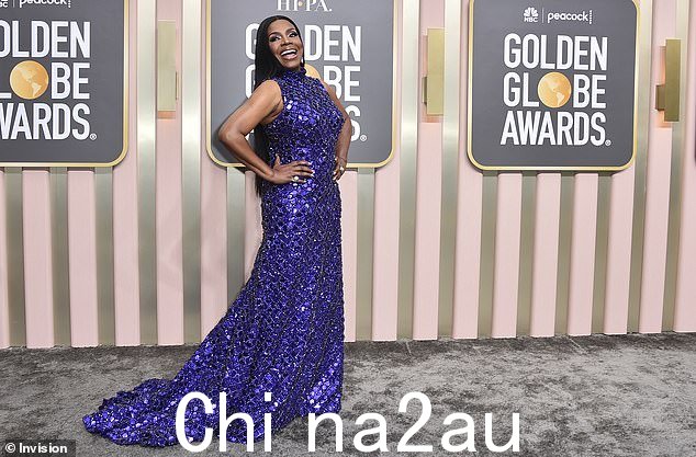 美女:这位明星留着黑色长发,中间分开,从背后垂下来,配饰她戴着设计师 Natalie Mills 设计的耳环和戒指的时尚造型