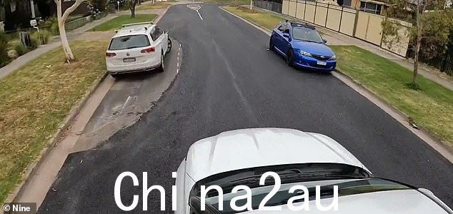 在懒惰的议会工作人员在停放的汽车周围重新铺设郊区街道后,当地人感到愤怒,在路上留下巨大的空隙(如图)