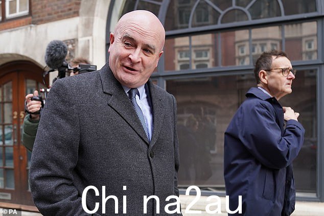 Mick Lynch(左),铁路、海运和运输联盟 (RMT) 秘书长和助理秘书长 John Leach 在前往伦敦交通部的路上meeting