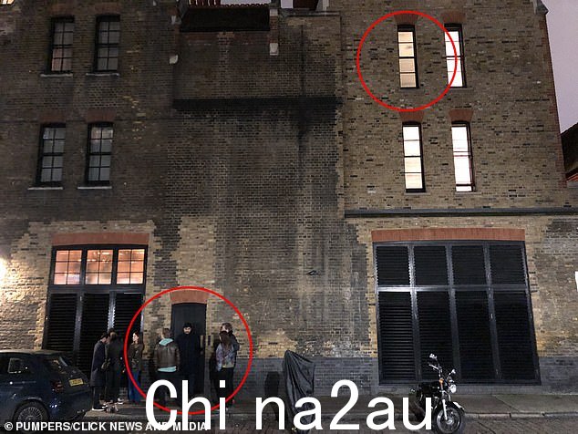 这对情侣在 Chiltern Firehouse 的窗户前发生性关系,在围观者的众目睽睽之下,在包括 Lipa 在内的名人客户使用的后门上方