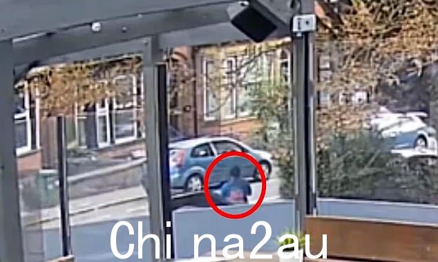 同一台摄像机的更多镜头显示他在下午 6 点 24 分离开地下室公寓,然后攻击哈琳后逃跑