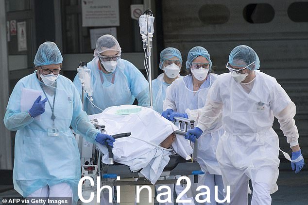 任何进一步的挫折——例如高于预期的通货膨胀率或利率、Covid 卷土重来或进一步的全球紧张局势——都可能使“脆弱的”世界经济陷入衰退,它说.图为:2020 年 3 月 17 日,医务人员在法国米卢斯推动一名 Covid 患者