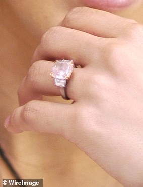 Bling, bling: 他向她求婚时用了一颗来自海瑞温斯顿的令人瞠目结舌的 6.1 克拉粉色单颗钻石