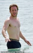 Olly Murs 和未婚妻 Amelia Tank 在巴巴多斯享受充满 PDA 的海滩日