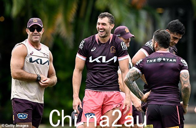Cobbo 的队友 Corey Oates(中)说,如果有人征求他的意见,他会告诉这位边锋不要出现在播客中