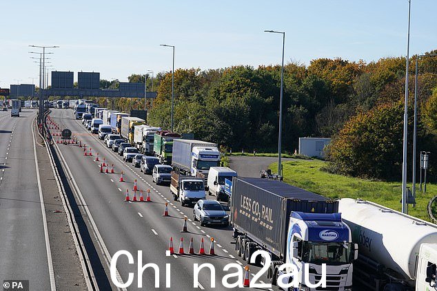 在 10 月两名 Just Stop Oil 抗议者攀登达特福德桥后,M25 公路上的交通增加了