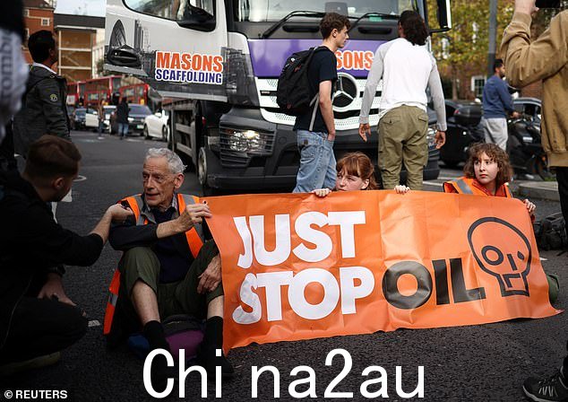 Just Stop Oil 生态狂热者去年 10 月在伦敦封锁道路时举着横幅