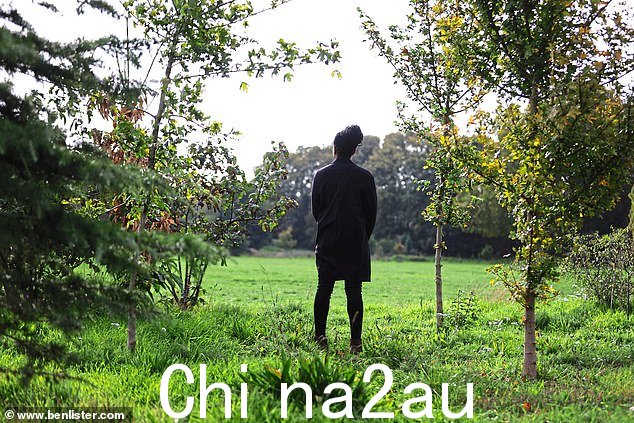 黛西第一次发现自己和她的亲生父母在同一个房间时,她的父亲因强奸她的母亲而受到审判