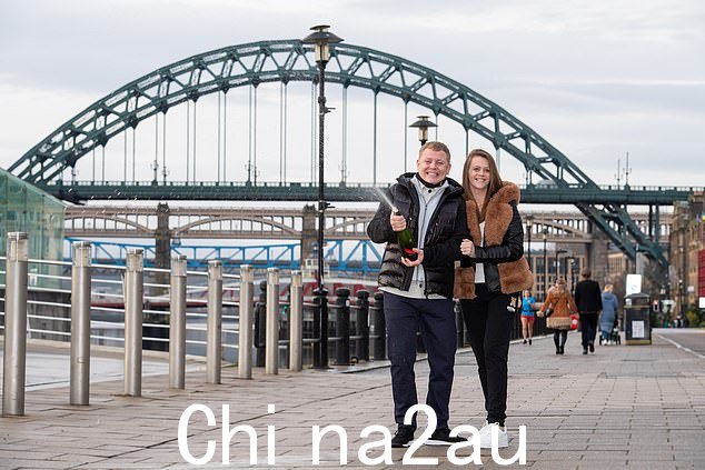 Michael Clarke - 他以 1.40 英镑的旋转从 Betfred 赢得了 540 万英镑的奖金 - 和他的未婚妻 Sherelle Pooley