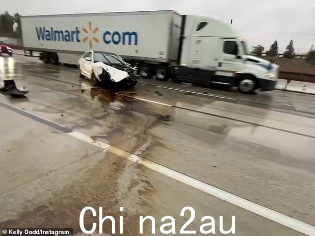 Leventhal 驾驶的是 Dodd 的梅赛德斯-奔驰 S 级轿车,车辆前部严重受损
