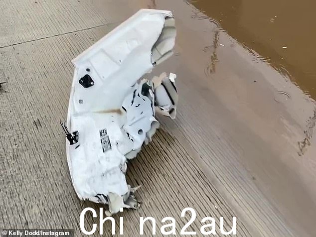 在 t 之后拍摄的视频片段中,汽车的碎片似乎散落在路上he incident