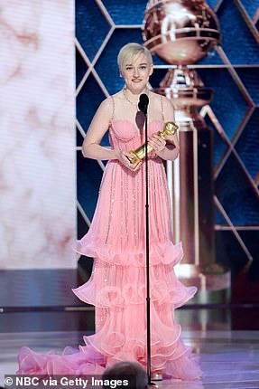 金发碧眼的野心:朱莉娅·加纳 (Julia Garner) 凭借《奥扎克》获得电视剧最佳女配角奖