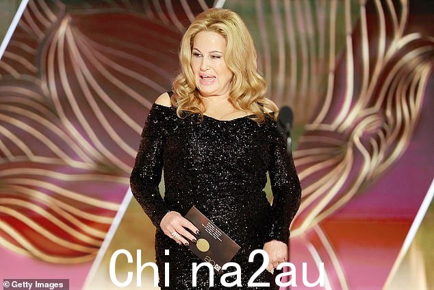 搞笑:她还开玩笑说,因为害怕被绊倒,她对接受主持人的角色很紧张:'我不可能从幕后一路走来不伤脑筋就上讲台'