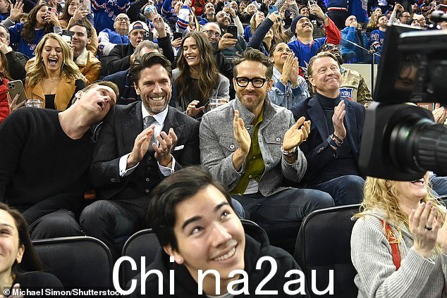 出席:Alexander Skarsgard 和 Verizon 首席执行官 Hans Vestberg 站在 Henrik 和 Ryan 的两侧