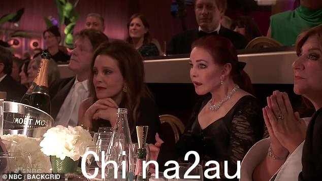 大声喊出来:猫王的妻子 Priscilla Presley 和女儿 Lisa Marie 在观众席