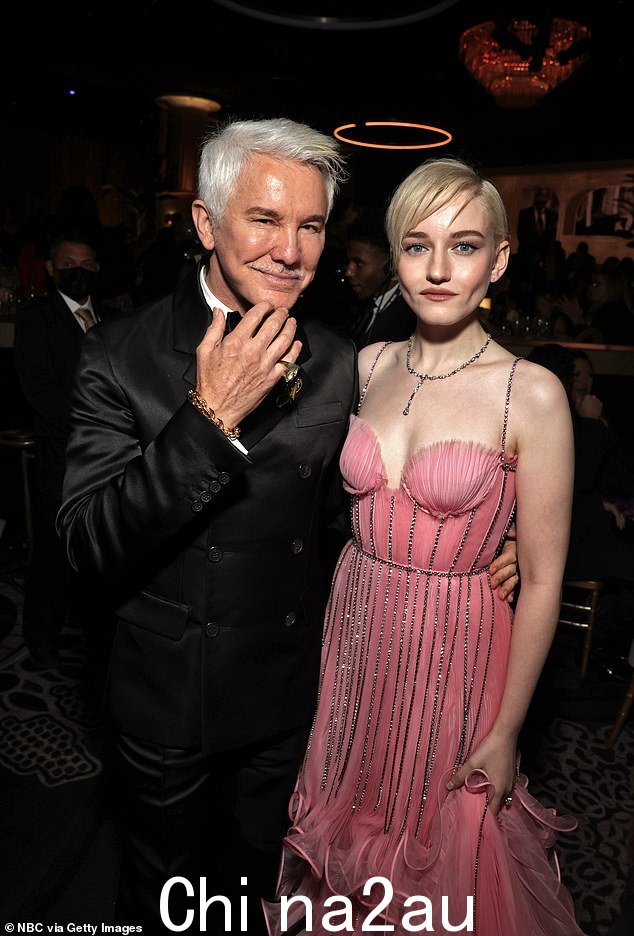 分享片刻;这位 60 岁的澳大利亚电影制片人与金球奖得主朱莉娅·加纳 (Julia Garner) 聊了聊,后者因在 Netflix 系列剧《黑狱》中的角色而获得女配角奖