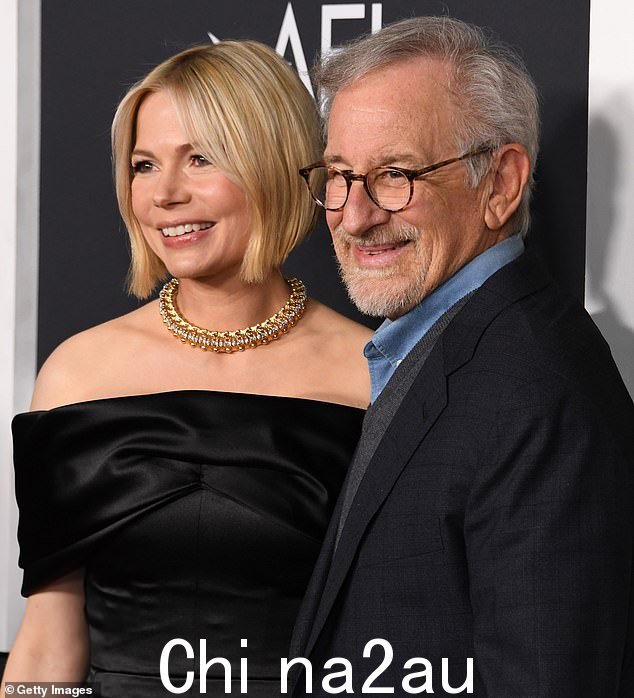 Michelle 最近向 W Magazine 透露,她收到 Spielberg 的短信说他想做一个 Zoom 电话后,她知道 Spielberg 有兴趣选她;米歇尔和斯皮尔伯格在 2022 年见面