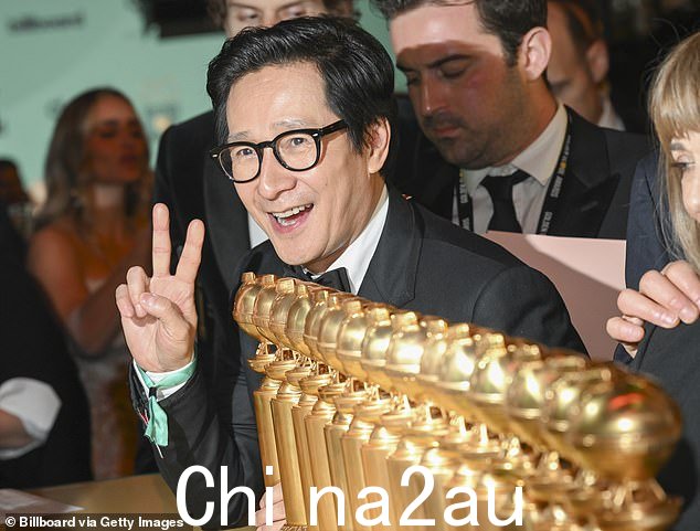 开心:全赢了第一名最佳男配角 - 电影类别的最佳男配角,因为他在电影 Everything Everywhere All At Once 中的角色
