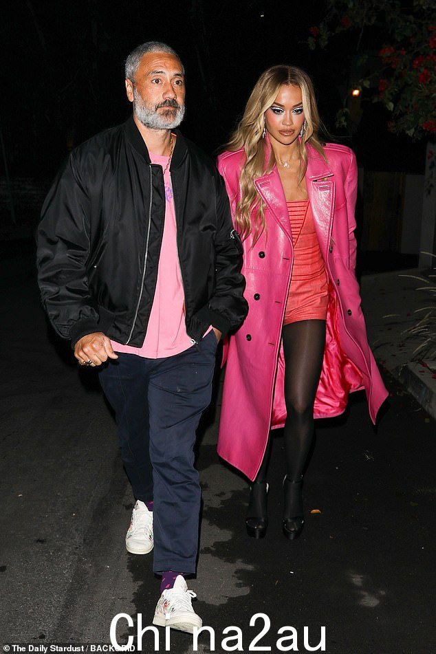 大爱:Rita Ora 和 Taika Waititi 周二抵达在洛杉矶马尔蒙城堡举行的金球奖颁奖典礼后看起来很舒服