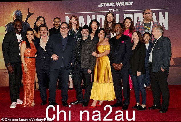 演员表:Carano 在节目的 2019 年中心首映式上与曼达洛人的演员合影)