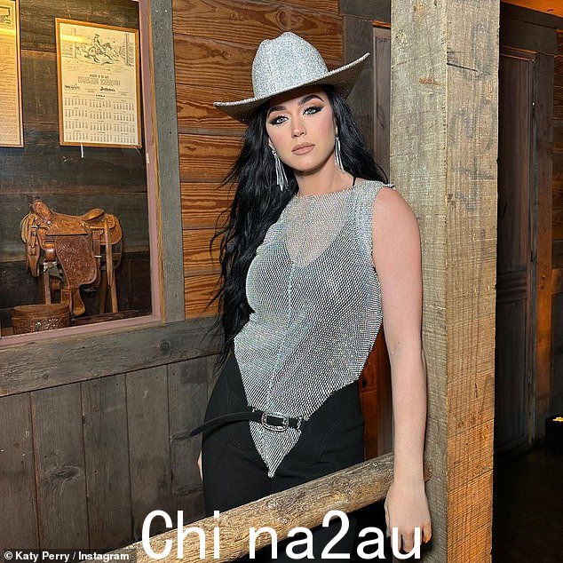 摆个姿势:凯蒂·佩里 (Katy Perry) 在参观圣巴巴拉马车和西方艺术博物馆期间摇晃着闪闪发光的银色 Stetson,展现了性感女牛仔的别致