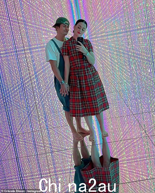 东京假期:Katy 的炙手可热的快照来了她和搭档奥兰多布鲁姆在日本过圣诞节时在东京享受了一些假期“欢乐”