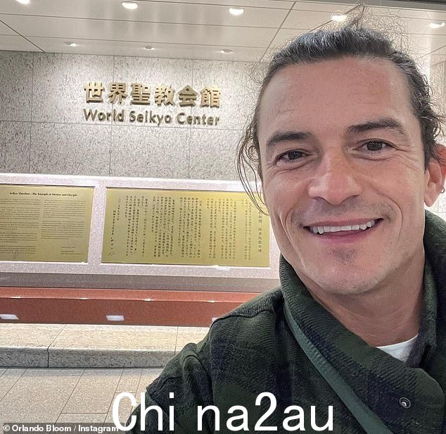 虔诚的读者:《指环王》中的明星继续收录了他在东京旅行时的一些随机照片,最著名的是世界圣教中心