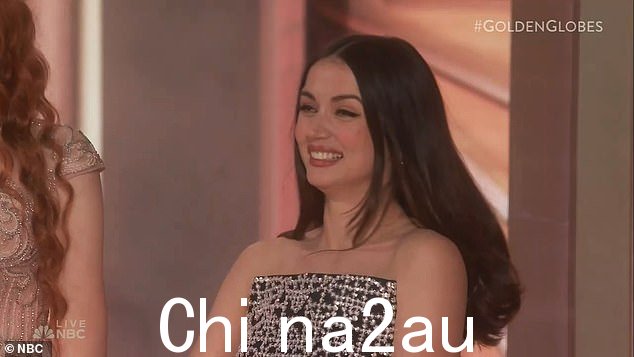 引起了他的注意:Ana 在活动中看起来美极了