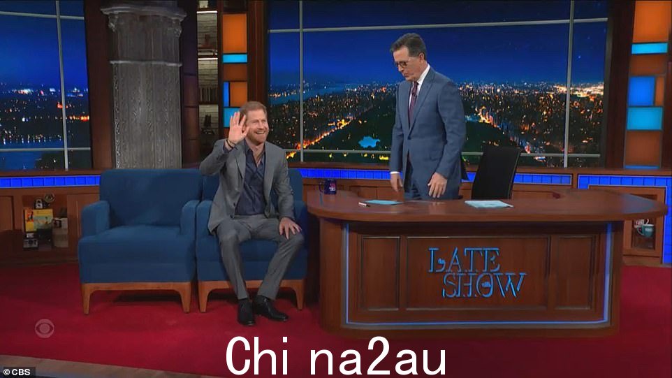 Harry 与 Colbert 的广泛坐下来看到他在向皇室成员投掷倒钩和开一些轻松、令人畏惧的笑话之间来回穿梭——包括取笑他的“冻僵” penis