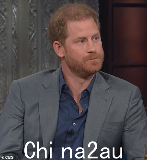 另一个迹象表明哈利已经采用了'好莱坞'个性,公爵在整个采访过程中多次尝试喜剧