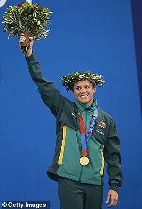 Chantelle Newbery 在 2004 年奥运会上获得金牌后登上讲台