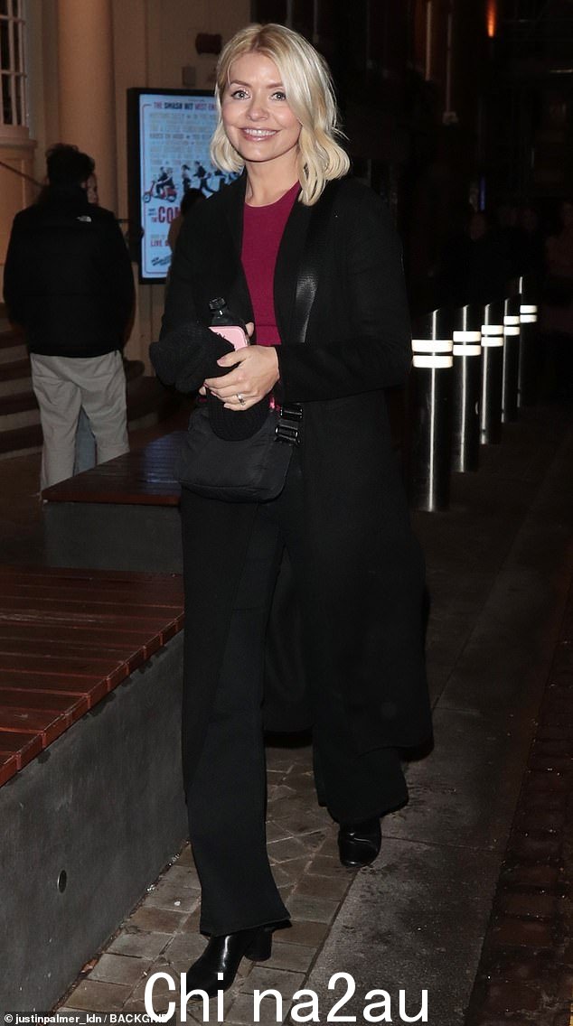 Outfit: 她穿着一条高腰黑色长裤和厚底靴子,在漫步到会场时完成了她随意别致的造型
