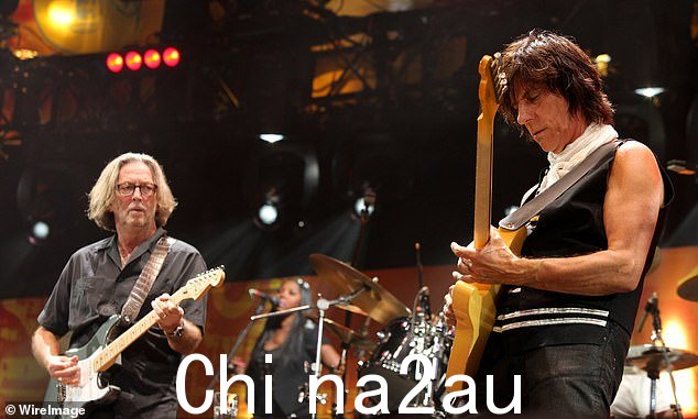 吉他手 Eric Clapton 和 Jeff Beck 在伊利诺伊州丰田公园举行的 2010 年十字路口吉他节期间登台表演