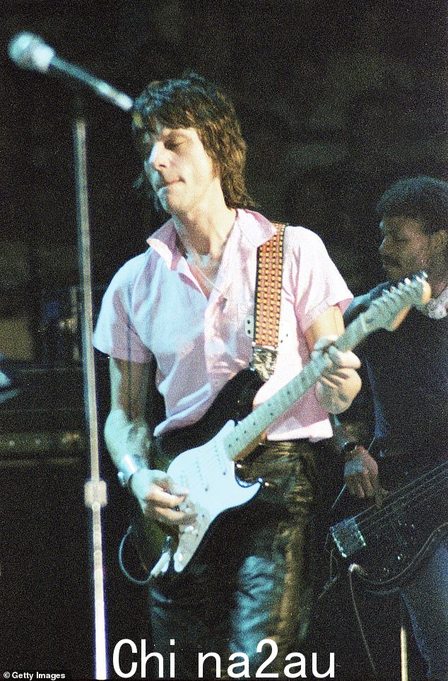 Jeff Beck 在 ARMS 慈善音乐会期间表演,这是 1983 年支持多发性硬化症研究行动的一系列慈善摇滚音乐会