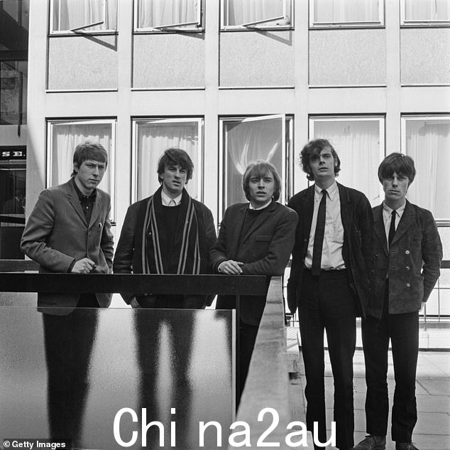 标志性的:1965 年 Beck 与他的 Yardbirds 乐队成员 Chris Dreja、鼓手 Jim McCarty、主唱 Keith Relf 和贝斯手 Paul Samwell-Smith 合影