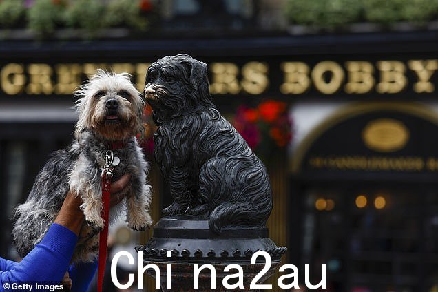 今天,纪念他的雕像矗立在 Greyfriars Kirkyard 对面,靠近 Greyfriars Bobby 酒吧,数百万人前来参观f tourists every year