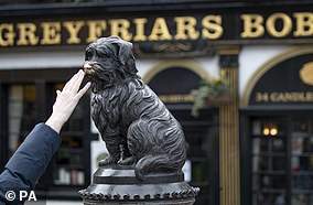 他的雕像你现在站在 Greyfriars Kirkyard 对面,每年都有数百万游客参观
