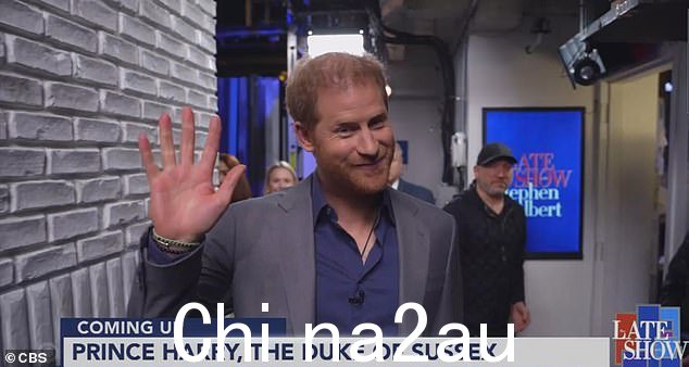 Harry 在纽约深夜秀走上舞台时受到人群的欢呼