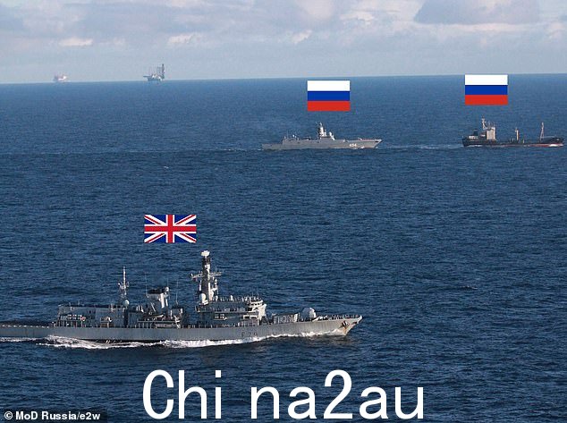 HMS Portland 在前景中跟踪俄罗斯船只,戈尔什科夫海军上将号(左)及其随行的油轮 Kama(右)驶入北海