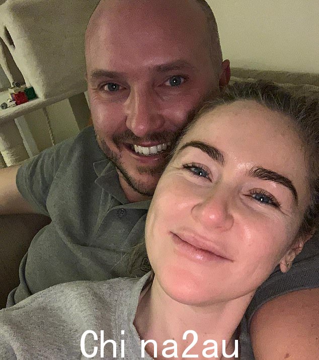 自 2018 年 Rachael Bland 去世后,她的鳏夫 Steve 在与新婚妻子 Amy 重拾爱情后继续再婚。这对夫妇在春天期待双胞胎