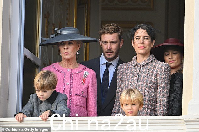 摩纳哥卡罗琳公主的女儿,36 岁,有一个八岁的儿子 Raphaël,她与前男友 Gad Elmaleh 共同生子,并与她的丈夫一起迎来了他四岁的弟弟 Balthazaar Dmitri 2018 年 10 月