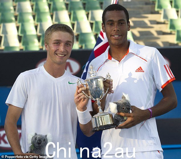 Josh Ward-Hibbert(右)赢得了 2012 年澳网男子双打冠军,但现在是一名篮球运动员
