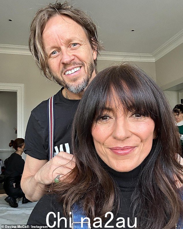 New do: Davina McCall 推出了一款新发型,感谢她的男友 Michael Douglas 为她的深色头发剪了刘海