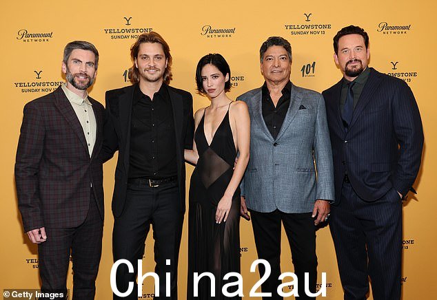 服装外:(L-R)Wes Bentley、Luke Grimes、Kelsey Asbille、Gil Birmingham 和 Cole in November