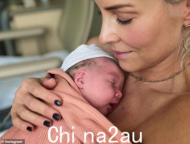 姐妹关系:根据 Cynthia 的说法,将她的卵子捐给她已经“与她分享一切”的双胞胎姐姐是一件轻而易举的事。 Brittany is pictured with Hope