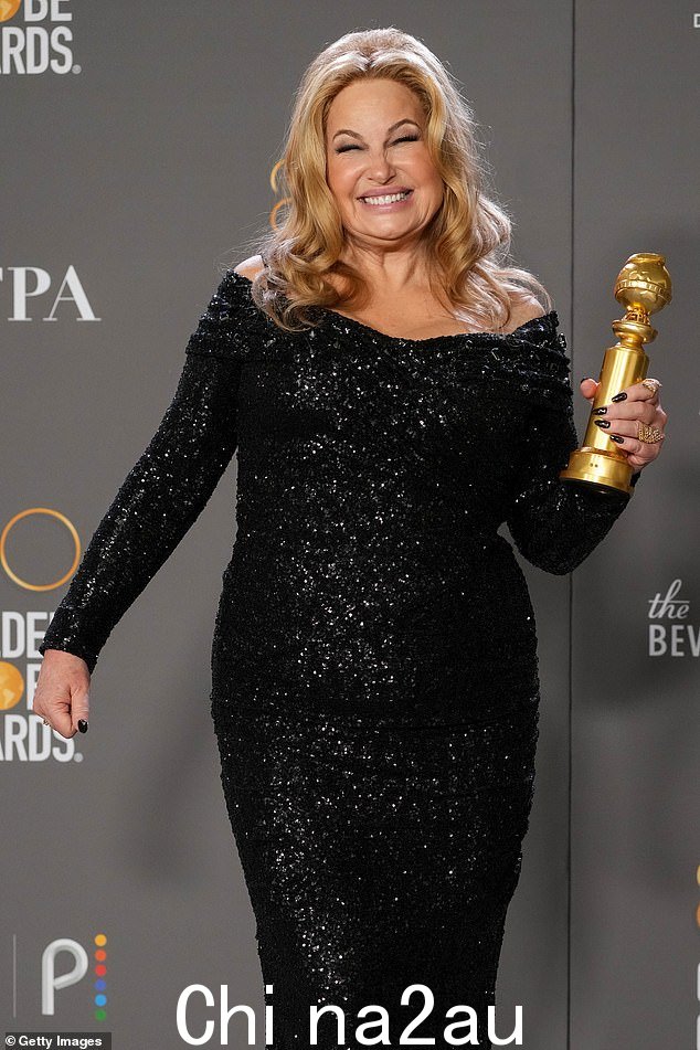 61 岁的詹妮弗·柯立芝 (Jennifer Coolidge) 周二在洛杉矶凭借《白莲花》(The White Lotus) 获得金球奖最佳女配角,她很高兴 - 她感谢所有在她的职业生涯中为她提供“小工作”的人