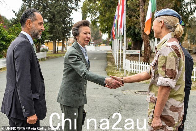 安妮公主与联合国驻塞浦路斯维和部队指挥官 Ingrid Gjerde 少将(右)握手