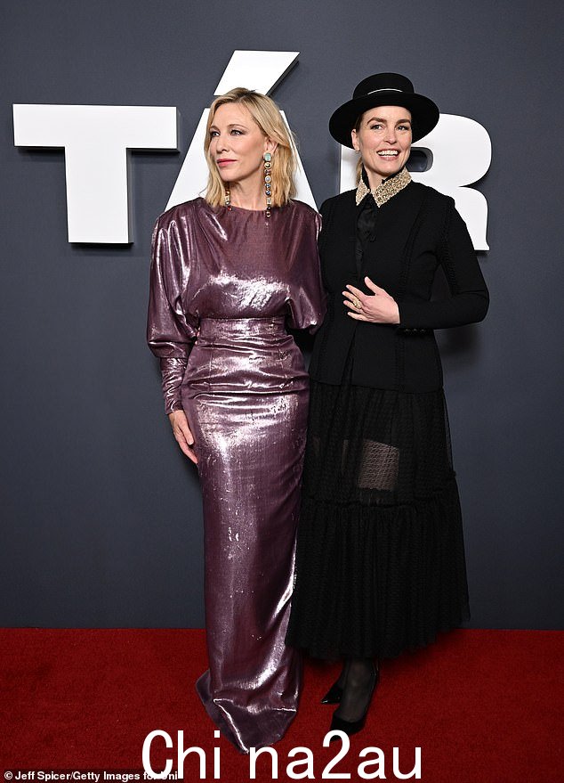 Premiere:她的搭档 Nina Hoss 选择了黑色她在配套的透明服装下穿的迷你连衣裙
