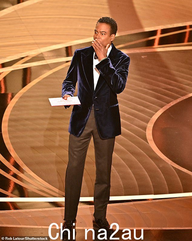 Chris Rock 在 Smith 上台后明显感到震惊,并因为他对 Pinkett Smith 的发型发表评论而扇了他一巴掌